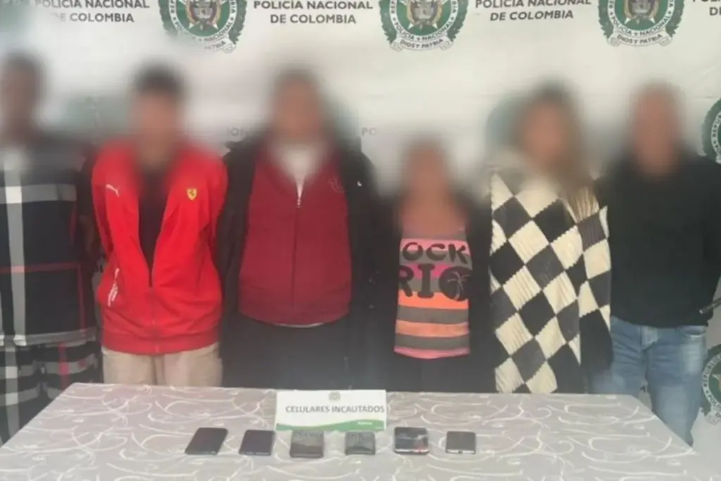 Desarticulada la banda 'La Encomienda' en Bogotá y Soacha. La Policía Metropolitana y la Fiscalía capturaron a seis extorsionistas que suplantaban identidades y fingían envíos internacionales para estafar a ciudadanos - Foto: @PoliciaBogota