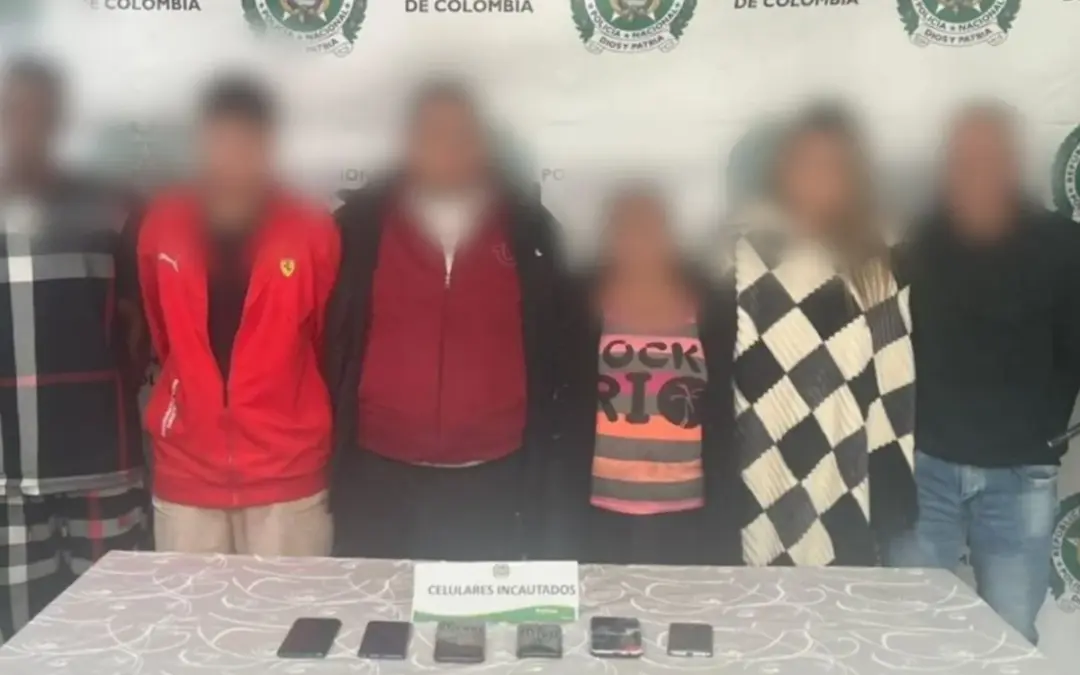 Desarticulada la banda 'La Encomienda' en Bogotá y Soacha. La Policía Metropolitana y la Fiscalía capturaron a seis extorsionistas que suplantaban identidades y fingían envíos internacionales para estafar a ciudadanos - Foto: @PoliciaBogota