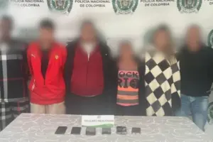 Desarticulada la banda 'La Encomienda' en Bogotá y Soacha. La Policía Metropolitana y la Fiscalía capturaron a seis extorsionistas que suplantaban identidades y fingían envíos internacionales para estafar a ciudadanos - Foto: @PoliciaBogota