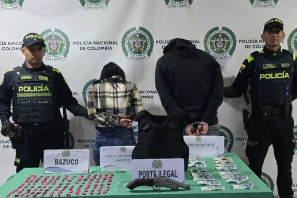 Impactante captura en Kennedy: Cae delincuente con brazalete del INPEC, chaleco antibalas y un arma tipo "changón". Un operativo del CAI Delicias revela graves fallas de vigilancia - Foto: @PoliciaBogota
