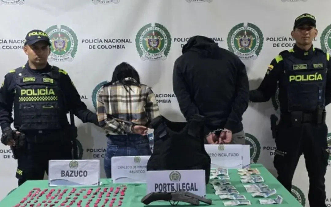 Impactante captura en Kennedy: Cae delincuente con brazalete del INPEC, chaleco antibalas y un arma tipo "changón". Un operativo del CAI Delicias revela graves fallas de vigilancia - Foto: @PoliciaBogota