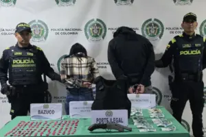 Impactante captura en Kennedy: Cae delincuente con brazalete del INPEC, chaleco antibalas y un arma tipo "changón". Un operativo del CAI Delicias revela graves fallas de vigilancia - Foto: @PoliciaBogota