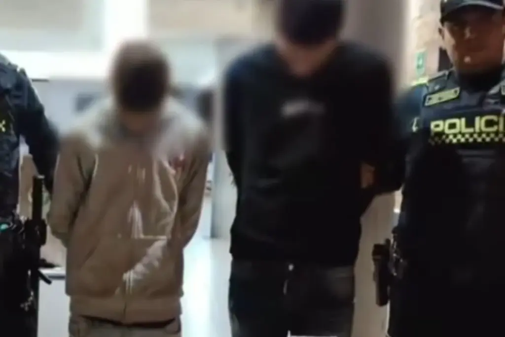 Capturan en Engativá a dos delincuentes armados tras un operativo de la Policía de Bogotá - Foto: Captura de video