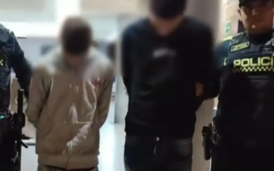 Capturan en Engativá a dos delincuentes armados tras un operativo de la Policía de Bogotá - Foto: Captura de video