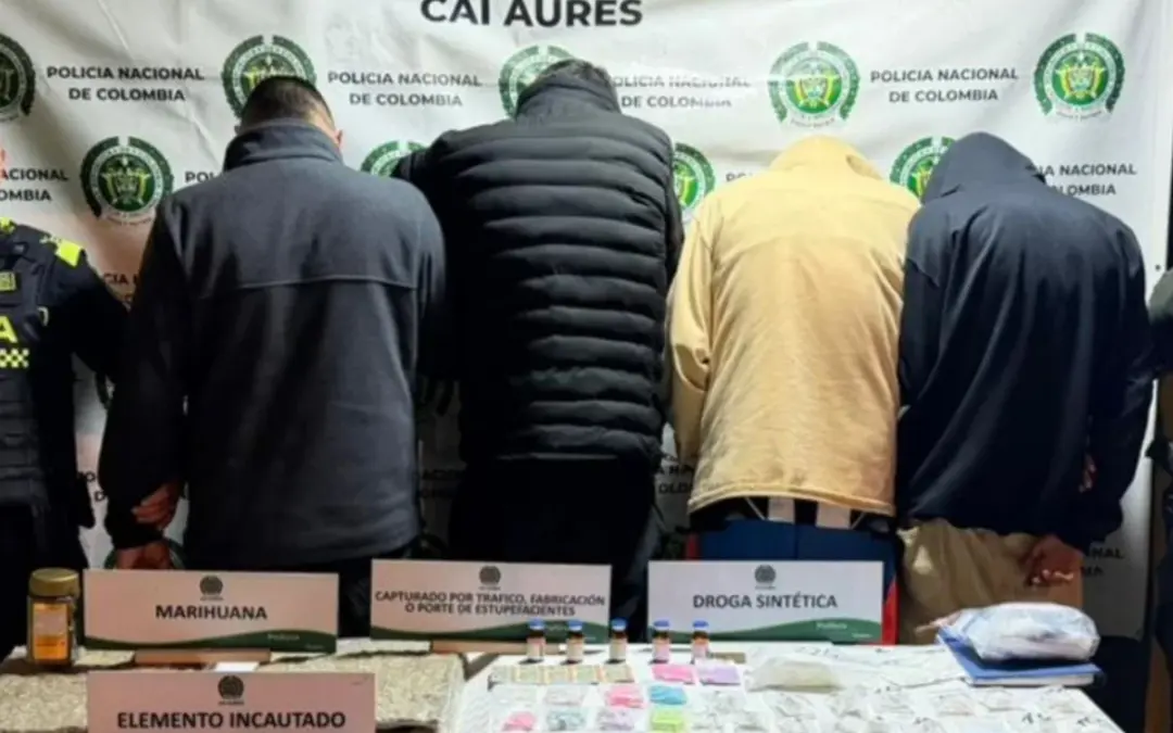 La Policía Metropolitana de Bogotá desmantela un centro de dosificación de drogas oculto en una lechonería de Suba. Cuatro capturados y varios kilos de estupefacientes incautados - Foto: @PoliciaBogota