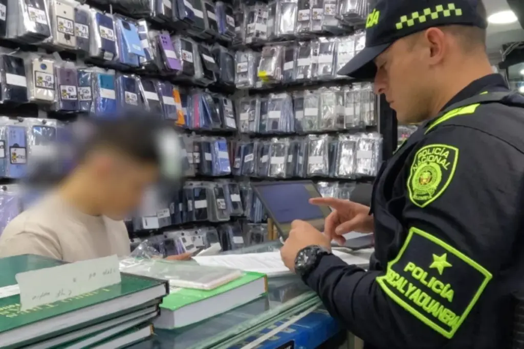 Golpe al contrabando en Bogotá: Autoridades incautan 122 celulares robados en Perú y 40.000 accesorios ilegales en la localidad de Los Mártires - Foto: @PoliciaBogota