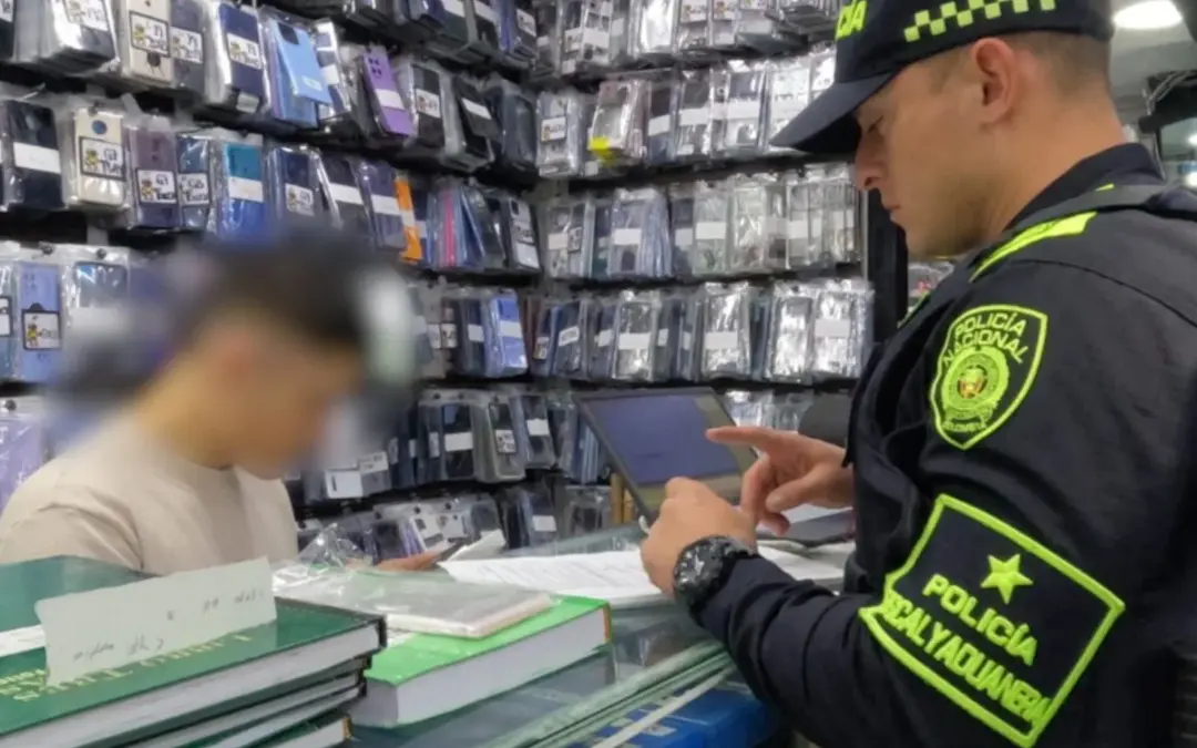 Golpe al contrabando en Bogotá: Autoridades incautan 122 celulares robados en Perú y 40.000 accesorios ilegales en la localidad de Los Mártires - Foto: @PoliciaBogota