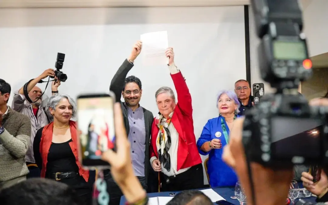 Clara López oficializa su adhesión a la campaña de Iván Cepeda tras declinar su aspiración presidencial. Mientras el oficialismo se reagrupa, los partidos Conservador y de la U cierran filas contra el Pacto Histórico - Foto: @MafeCarrascal