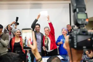 Clara López oficializa su adhesión a la campaña de Iván Cepeda tras declinar su aspiración presidencial. Mientras el oficialismo se reagrupa, los partidos Conservador y de la U cierran filas contra el Pacto Histórico - Foto: @MafeCarrascal