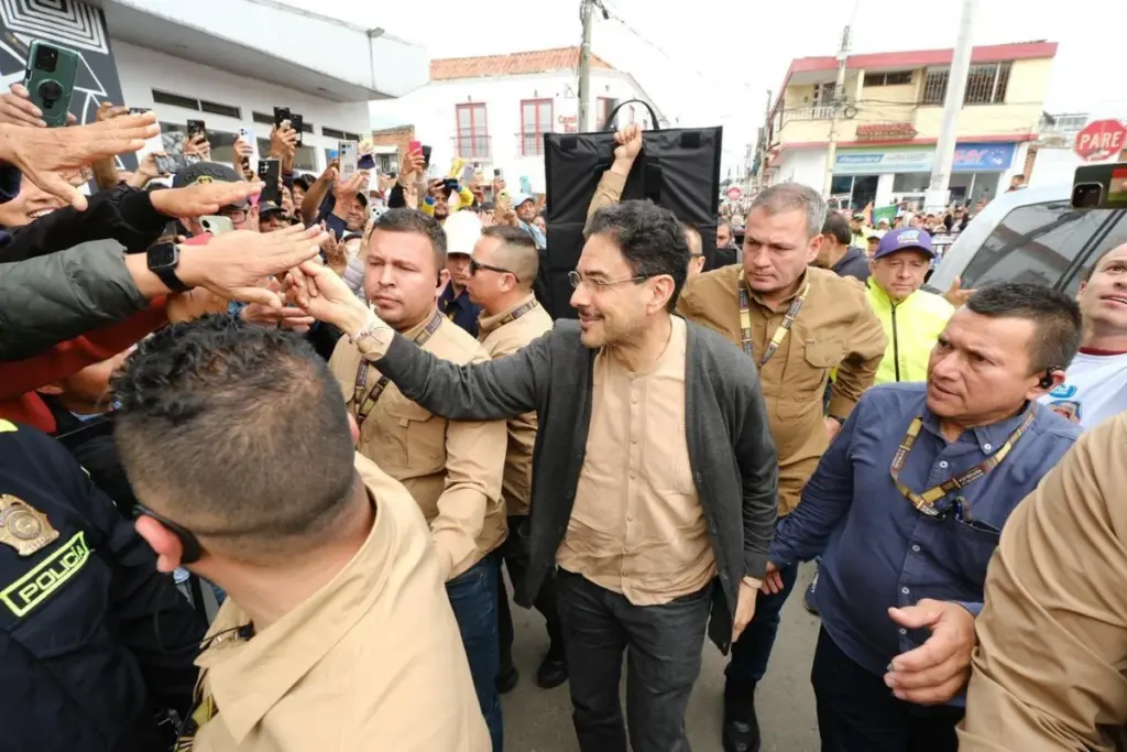El candidato Iván Cepeda sacude la campaña presidencial al condicionar los debates únicamente a la "extrema derecha" - Foto: @IvanCepedaCast
