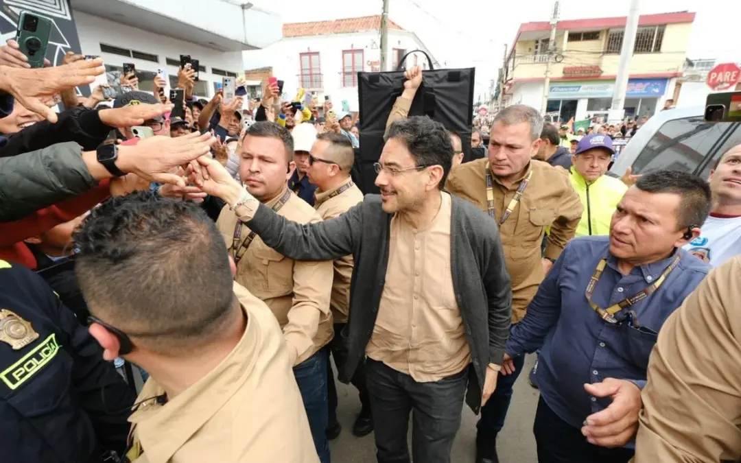 El candidato Iván Cepeda sacude la campaña presidencial al condicionar los debates únicamente a la "extrema derecha" - Foto: @IvanCepedaCast