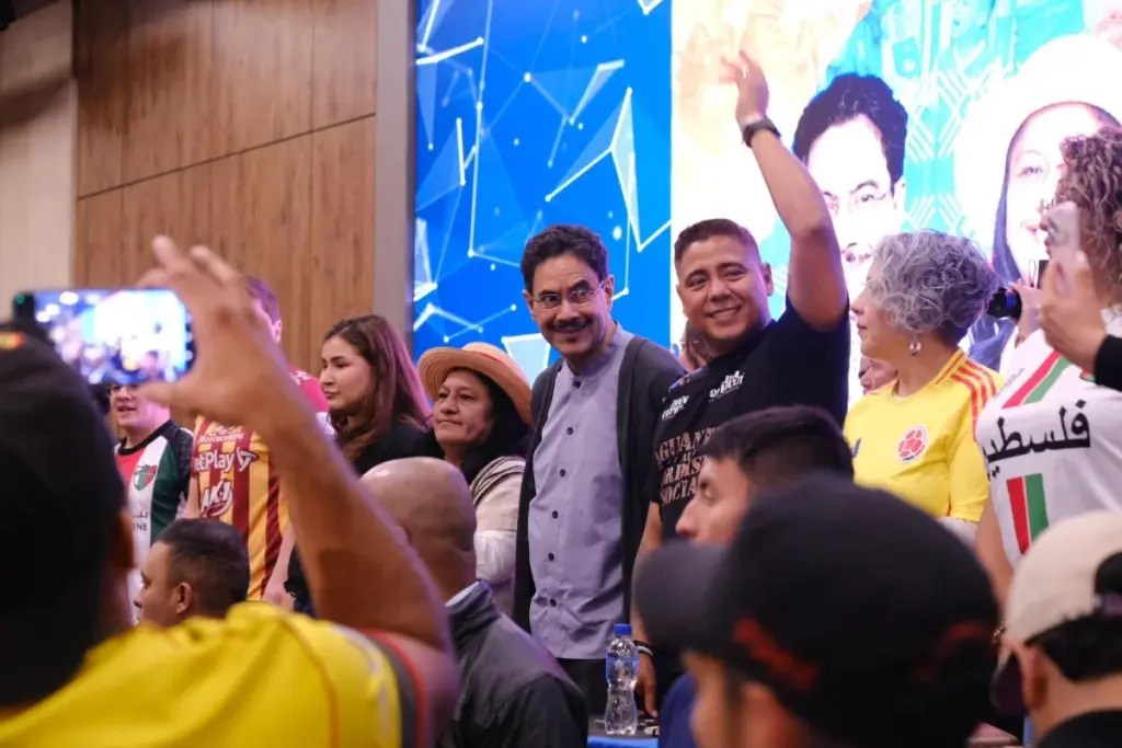 El candidato presidencial Iván Cepeda exige investigaciones tras las explosivas revelaciones de Angie Rodríguez sobre un presunto entramado de corrupción y "fuego amigo" en el Gobierno Petro - Foto: @IvanCepedaCast