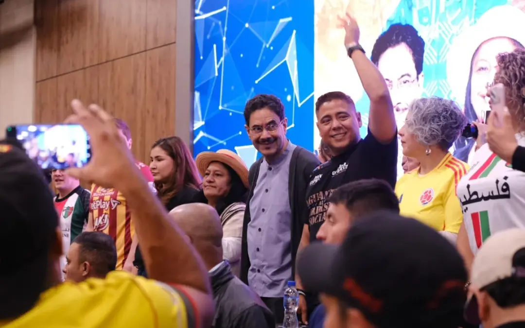 El candidato presidencial Iván Cepeda exige investigaciones tras las explosivas revelaciones de Angie Rodríguez sobre un presunto entramado de corrupción y "fuego amigo" en el Gobierno Petro - Foto: @IvanCepedaCast