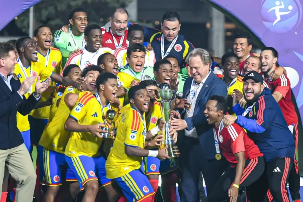 Colombia se corona campeona en Luque tras golear 0-4 a Argentina. Con doblete de Miguel Agámez y la magia de José Escorcia, la Tricolor rompe una sequía de 33 años - Foto: @FCFSeleccionCol