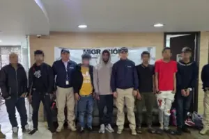 Siete capturados tras intento de robo a una droguería en el 7 de Agosto, Bogotá. Seis ciudadanos extranjeros fueron expulsados por reincidencia tras usar carretas de reciclaje para ocultar mercancía - Foto: Alcaldía Local Barrios Unidos