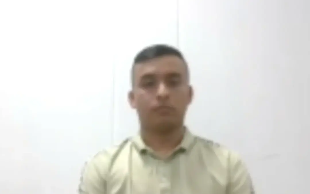 El teniente Leider Ortiz Ortiz acepta su responsabilidad en la tortura y asesinato de un campesino con discapacidad en Frontino, Antioquia. Detalles de la condena y el caso - Foto: Captura de video