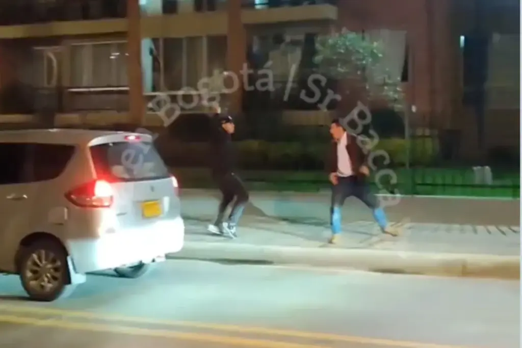 Un grave acto de intolerancia en la localidad de Suba, Bogotá, dejó un vehículo interceptado por la Policía tras una riña que incluyó agresiones con varilla y disparos - Foto: Captura de video