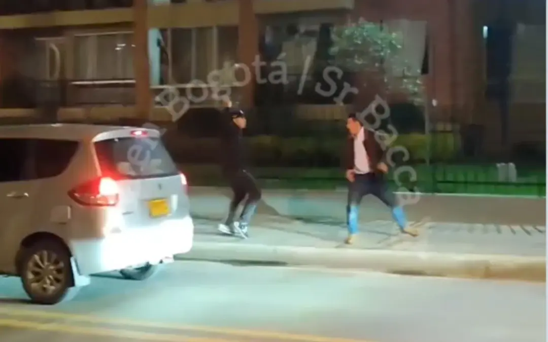 Un grave acto de intolerancia en la localidad de Suba, Bogotá, dejó un vehículo interceptado por la Policía tras una riña que incluyó agresiones con varilla y disparos - Foto: Captura de video