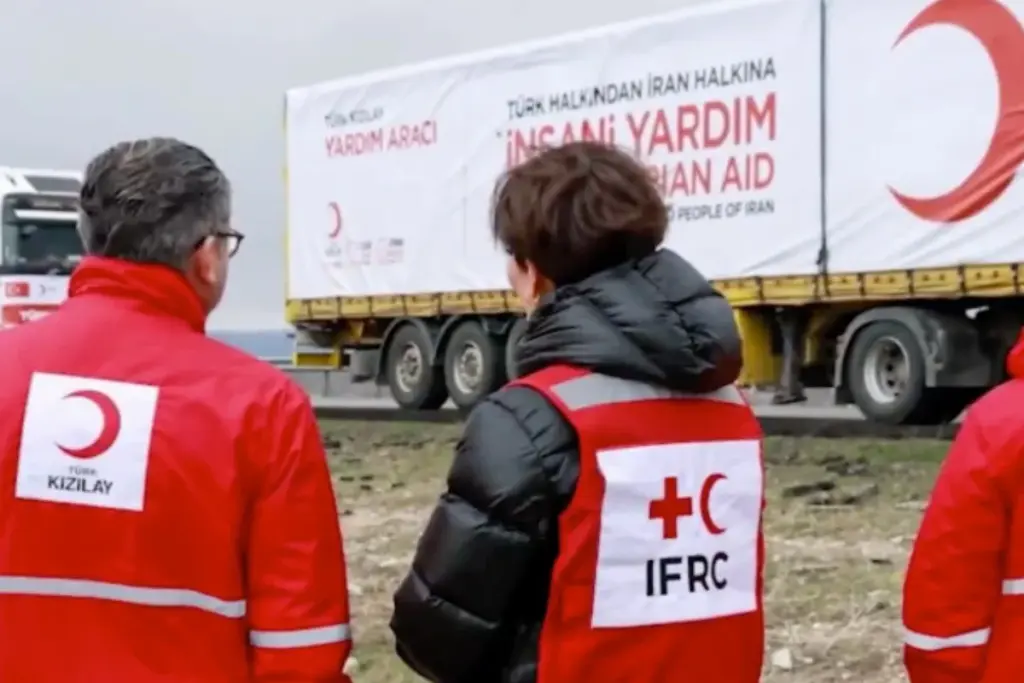 Irán recibe el primer cargamento de ayuda humanitaria de emergencia de la FICR a través de Turquía. 48 toneladas de suministros llegan tras seis semanas de conflicto con EE. UU. e Israel - Foto: Captura de video