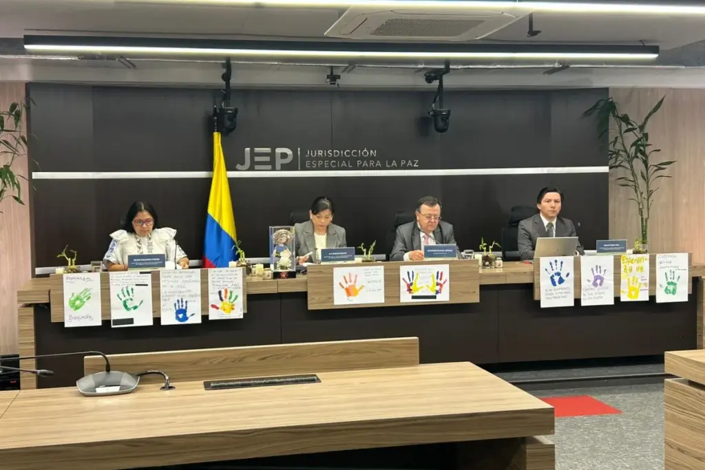 La Sala de Reconocimiento de la JEP anunció la imputación contra 20 exmandos regionales de las Farc por el reclutamiento sistemático de menores entre 1996 y 2016 - Foto: Redes sociales