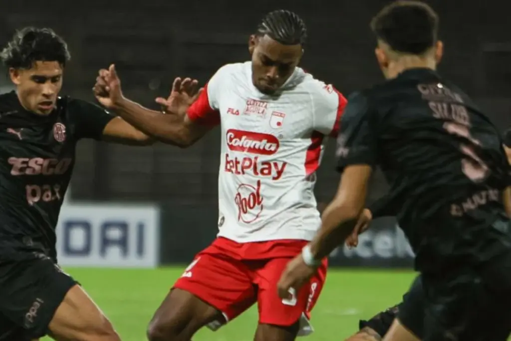 Independiente Santa Fe cae 2-1 ante Platense en Argentina y compromete su futuro en la Copa Libertadores - Foto: @SantaFe
