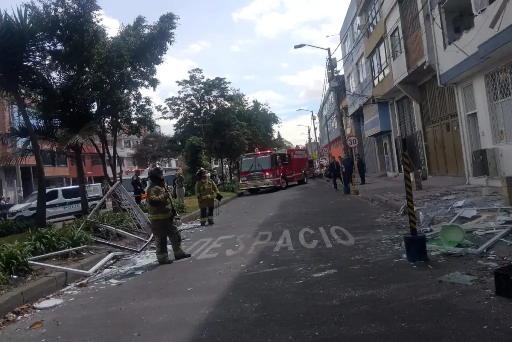 Explosión en fábrica del barrio Floralia, Kennedy, deja tres heridos y moviliza a los Bomberos de Bogotá - Foto: @BomberosBogota