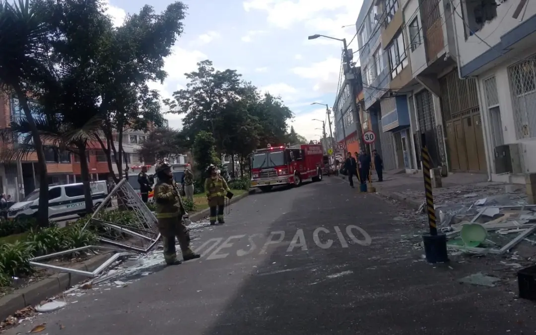 Explosión en fábrica del barrio Floralia, Kennedy, deja tres heridos y moviliza a los Bomberos de Bogotá - Foto: @BomberosBogota