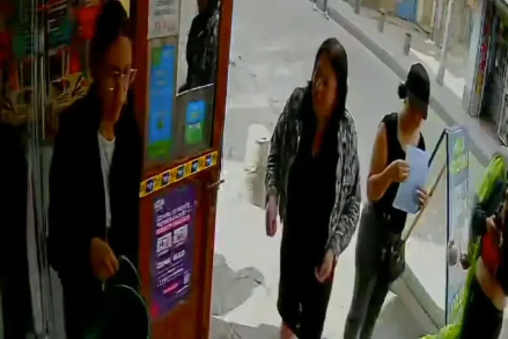 Alerta en Bogotá por la "estafa del perro": una nueva modalidad de hurto que utiliza el engaño y la distracción para saquear comercios - Foto: Captura de video
