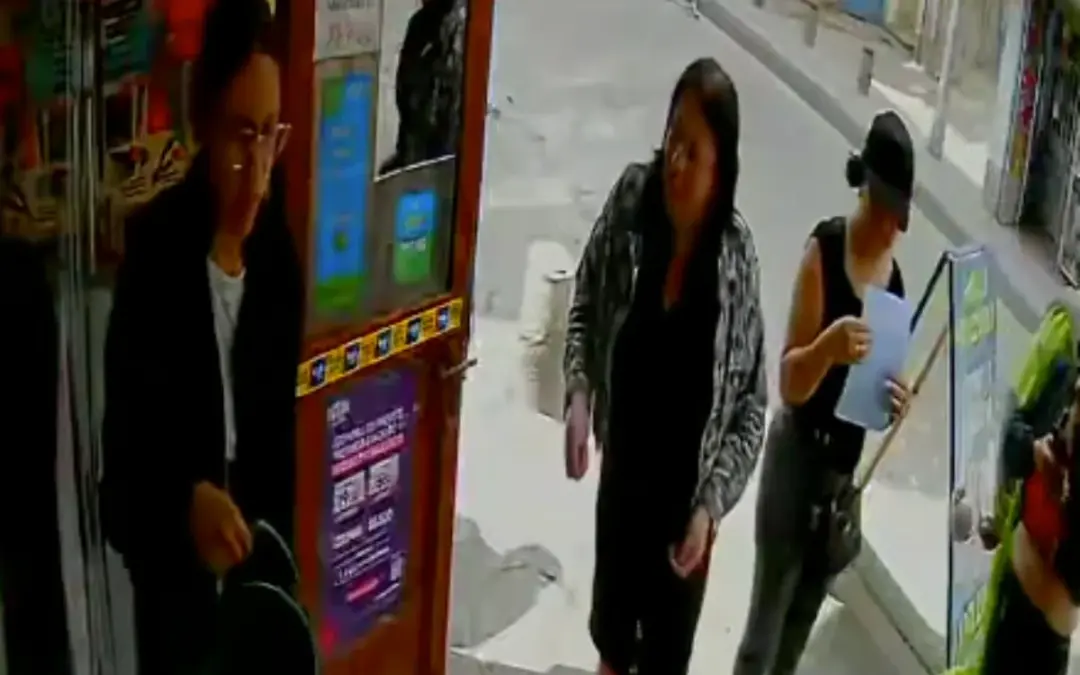 Alerta en Bogotá por la "estafa del perro": una nueva modalidad de hurto que utiliza el engaño y la distracción para saquear comercios - Foto: Captura de video