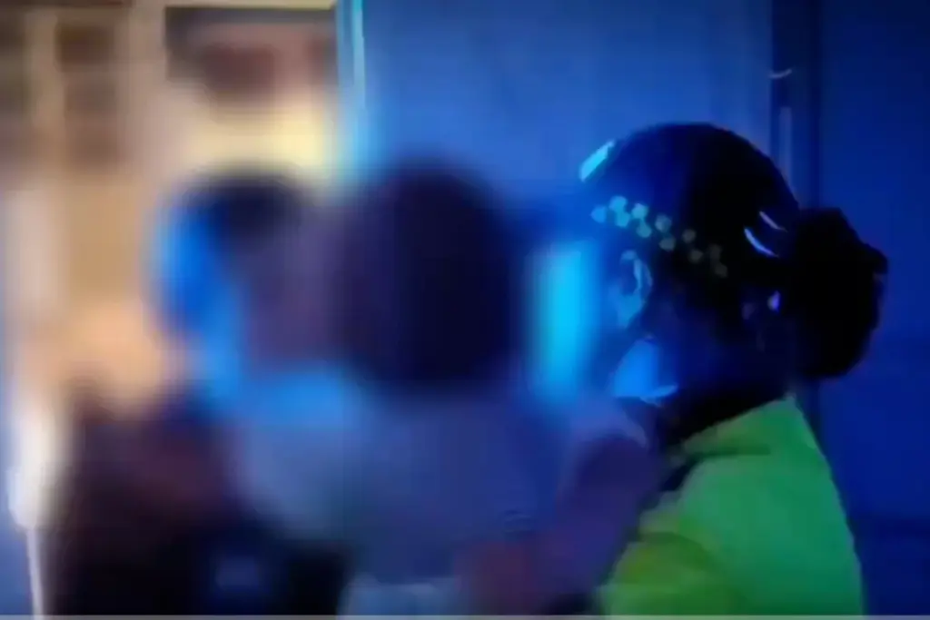 La Policía de Bogotá rescató a seis menores de edad, incluidos dos bebés, en el barrio Antonio José Sucre de Usme. Los padres llegaron al lugar en presunto estado de embriaguez - Foto: Captura de video