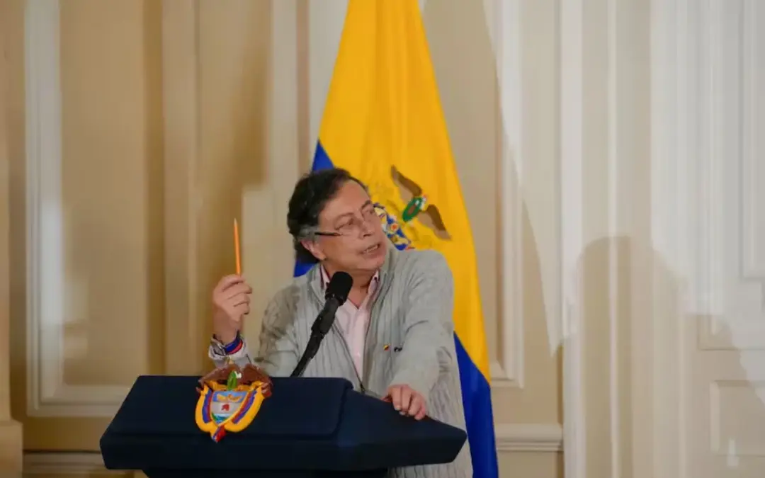 El Juzgado 24 Administrativo de Bogotá impuso una multa de $26 millones al presidente Gustavo Petro por desacato. El mandatario se negó a retractarse tras calificar de "bandido" al exgerente de Coosalud - Foto: Redes sociales