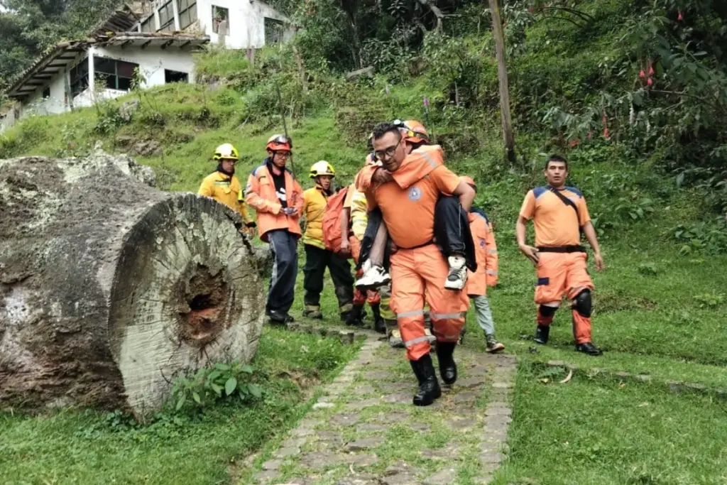 Finaliza con éxito el operativo de rescate en el cerro de Monserrate, Bogotá. Las siete personas desaparecidas, incluidos cinco menores, fueron halladas tras 18 horas de búsqueda intensiva - Foto: @DefensaCivilCo