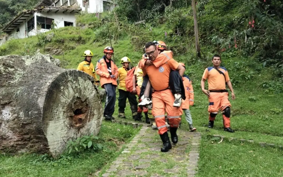 Finaliza con éxito el operativo de rescate en el cerro de Monserrate, Bogotá. Las siete personas desaparecidas, incluidos cinco menores, fueron halladas tras 18 horas de búsqueda intensiva - Foto: @DefensaCivilCo