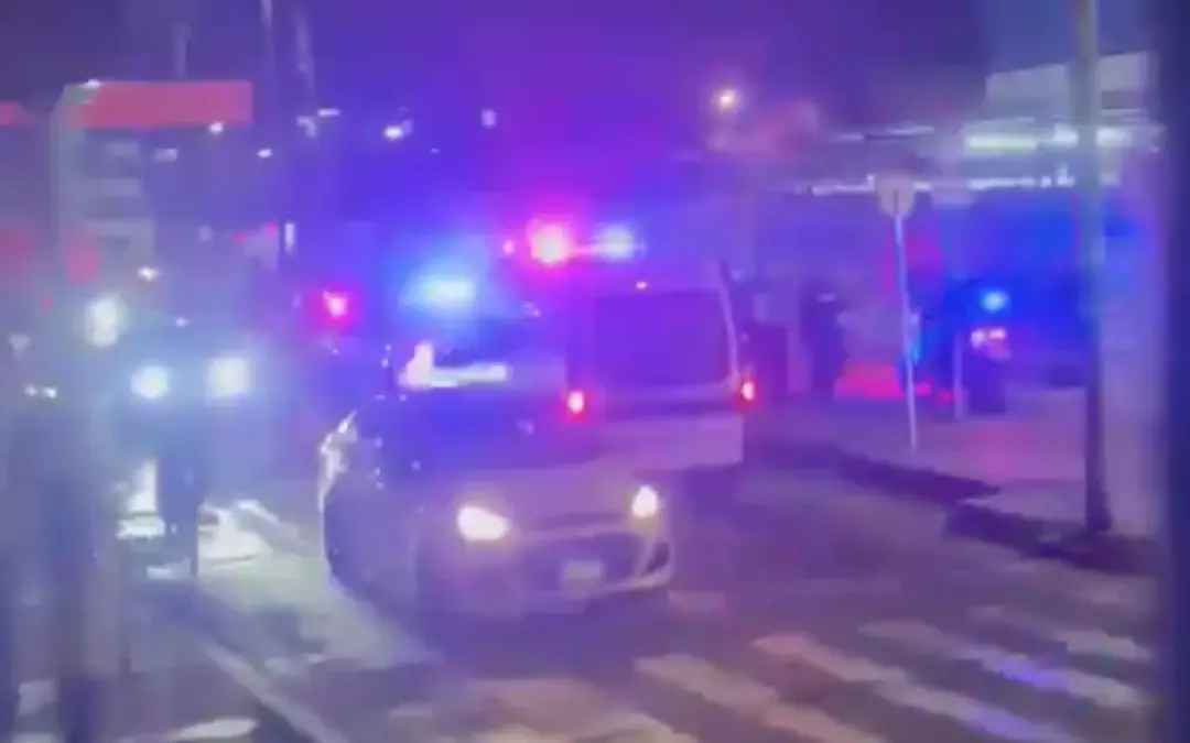 Tragedia en Bogotá: Una violenta riña entre hinchas de Atlético Nacional y Junior de Barranquilla en la localidad de Santa Fe deja dos muertos y varios heridos - Foto: Captura de video