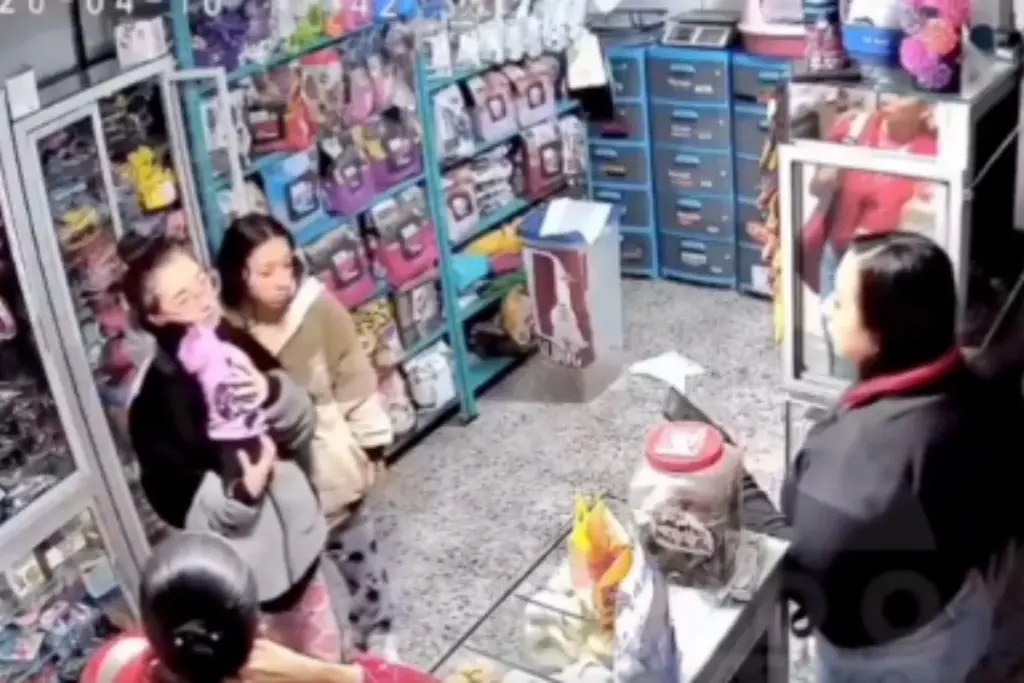 Indignación en Bogotá por video de dos mujeres robando en una tienda de mascotas. Fueron captadas usando a un perro como fachada y reaccionaron con agresividad al ser descubiertas - Foto: Captura de video
