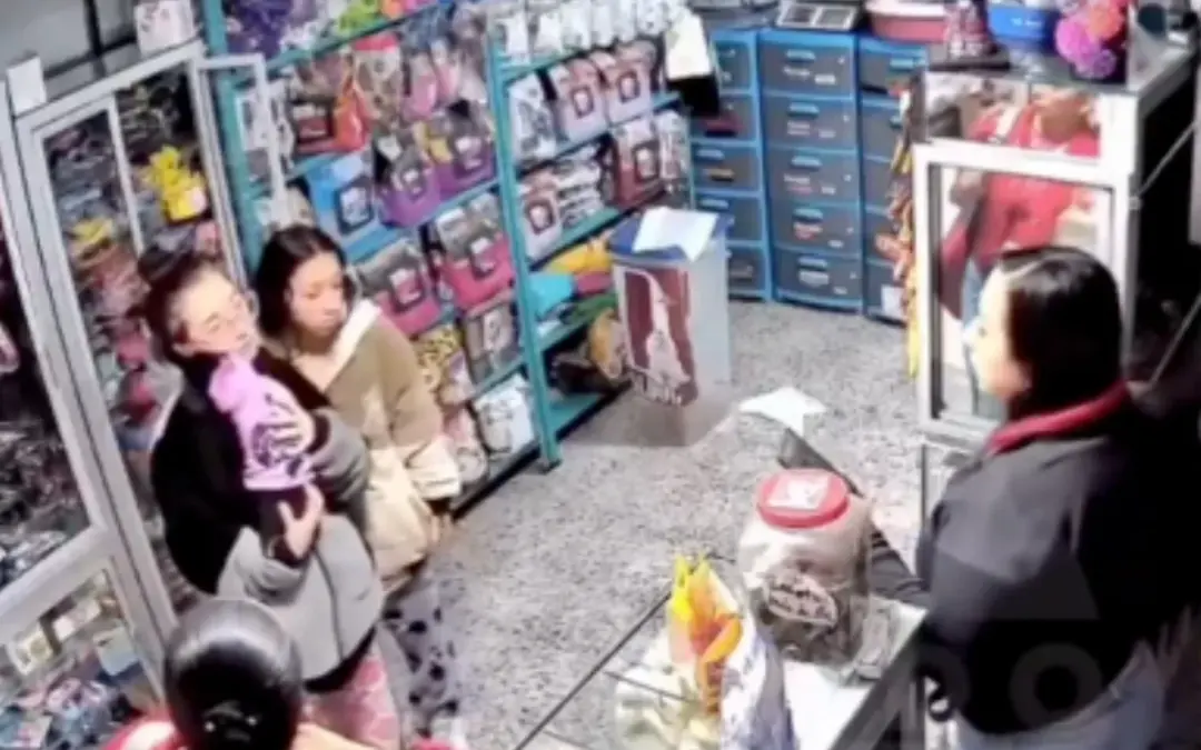 Indignación en Bogotá por video de dos mujeres robando en una tienda de mascotas. Fueron captadas usando a un perro como fachada y reaccionaron con agresividad al ser descubiertas - Foto: Captura de video