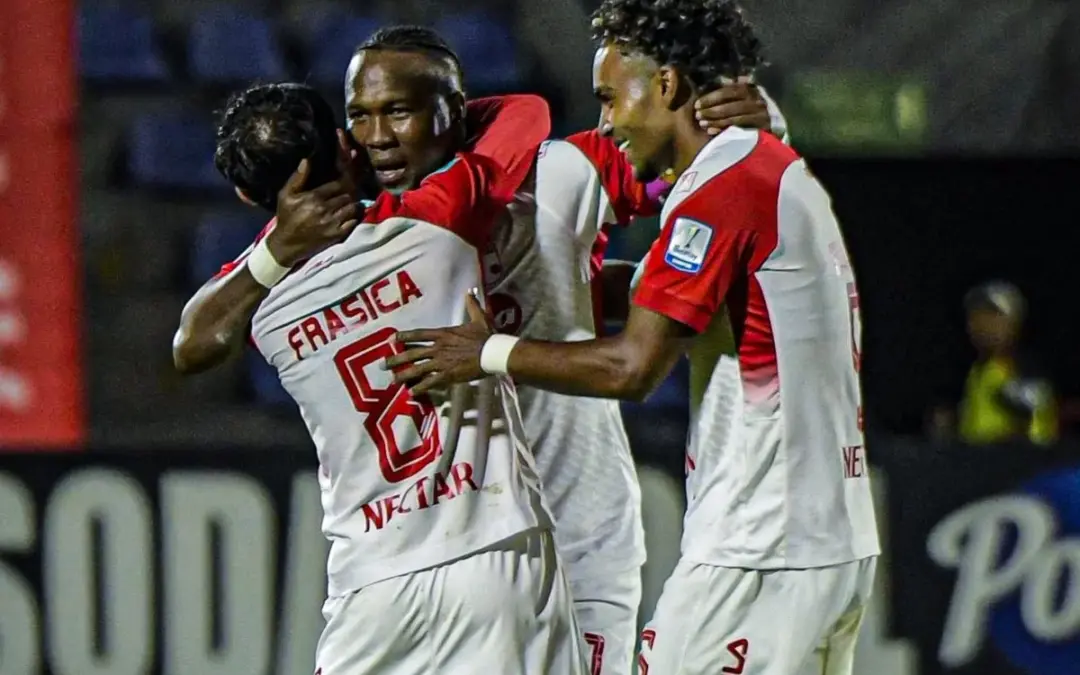 Independiente Santa Fe derrotó 1-2 a Deportivo Pasto con goles de Fagúndez y Rodallega - Foto: @SantaFe