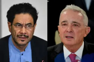 Duro enfrentamiento en X entre Álvaro Uribe e Iván Cepeda. El expresidente acusa a Cepeda de vínculos criminales, mientras el candidato presidencial recuerda la condena de Santiago Uribe por paramilitarismo - Foto: Redes sociales