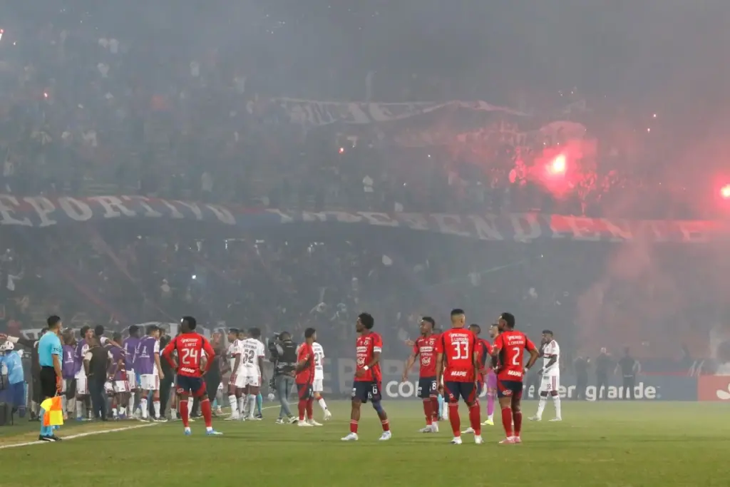 Escándalo en el Atanasio Girardot: Hinchas del Independiente Medellín provocan la cancelación del partido ante Flamengo en la Copa Libertadores 2026. El "Poderoso" enfrenta duras sanciones tras las protestas contra Raúl Giraldo - Foto: Redes sociales