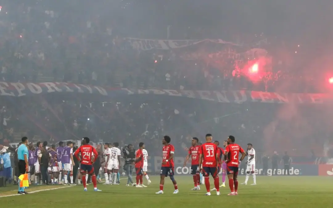 Escándalo en el Atanasio Girardot: Hinchas del Independiente Medellín provocan la cancelación del partido ante Flamengo en la Copa Libertadores 2026. El "Poderoso" enfrenta duras sanciones tras las protestas contra Raúl Giraldo - Foto: Redes sociales
