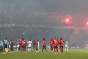Escándalo en el Atanasio Girardot: Hinchas del Independiente Medellín provocan la cancelación del partido ante Flamengo en la Copa Libertadores 2026. El "Poderoso" enfrenta duras sanciones tras las protestas contra Raúl Giraldo - Foto: Redes sociales