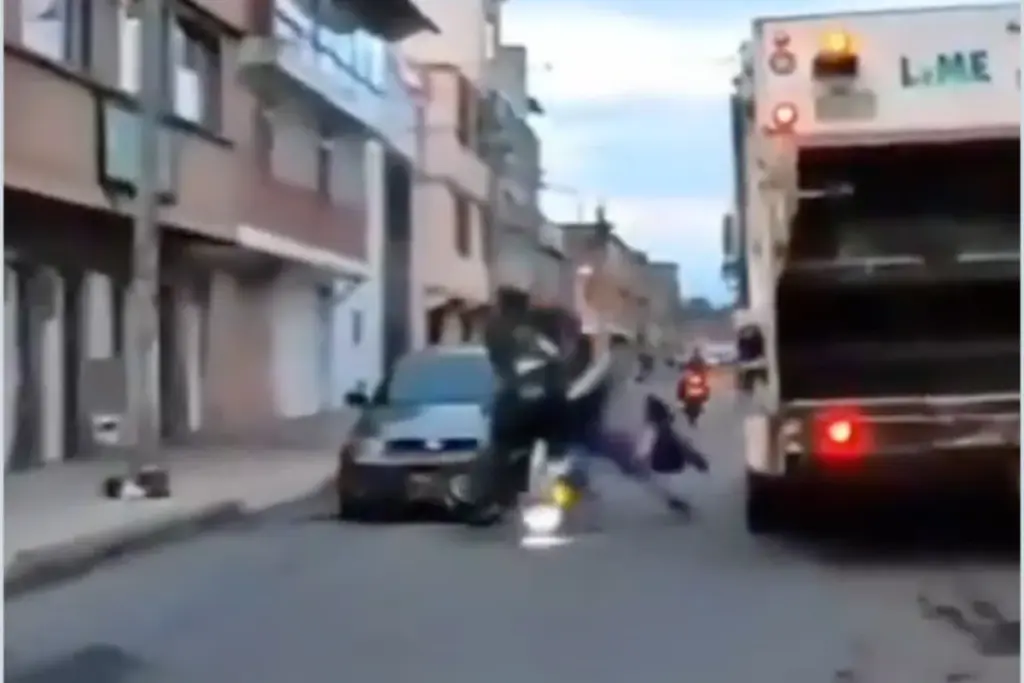 Un impactante accidente de tránsito se registró en la localidad de Tunjuelito, en el sur de Bogotá - Foto: Captura de video