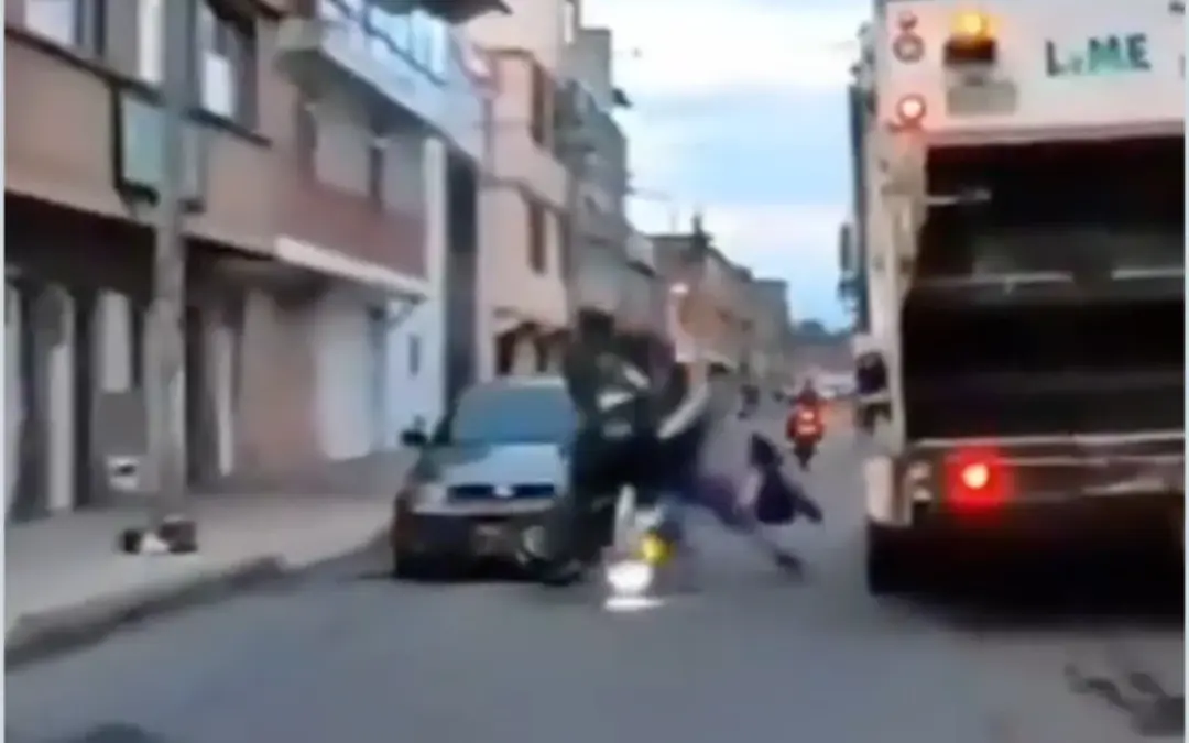 Un impactante accidente de tránsito se registró en la localidad de Tunjuelito, en el sur de Bogotá - Foto: Captura de video
