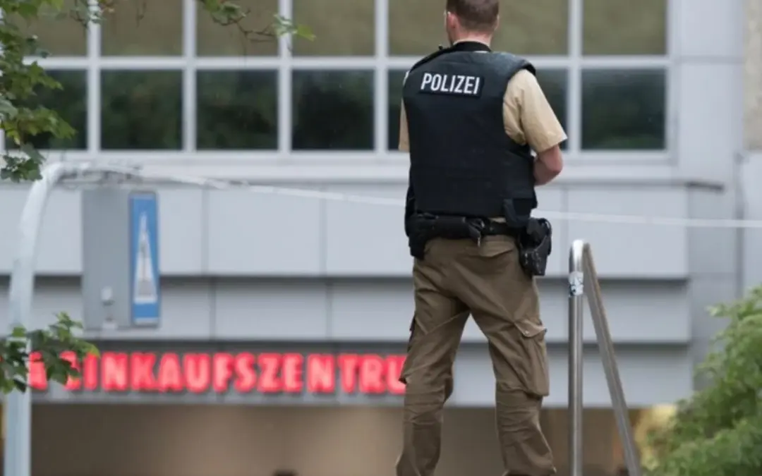 Un asalto con toma de rehenes en una sucursal del Volksbank en Sinzig, Alemania, desata un masivo operativo policial. Los atacantes lograron huir tras interceptar un furgón blindado y retener a dos personas - Foto: Redes sociales