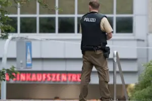 Un asalto con toma de rehenes en una sucursal del Volksbank en Sinzig, Alemania, desata un masivo operativo policial. Los atacantes lograron huir tras interceptar un furgón blindado y retener a dos personas - Foto: Redes sociales