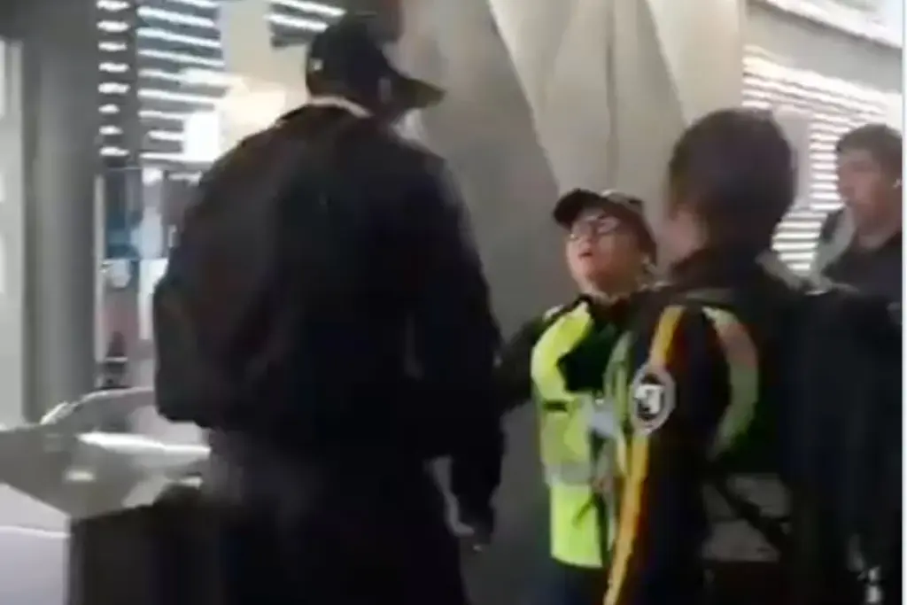 Un hombre agrede a una guarda de seguridad en TransMilenio (localidad de Kennedy) tras intentar colarse - Foto: Captura de video