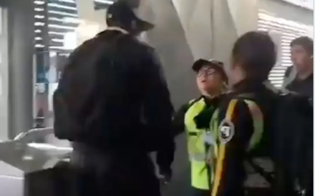 Un hombre agrede a una guarda de seguridad en TransMilenio (localidad de Kennedy) tras intentar colarse - Foto: Captura de video