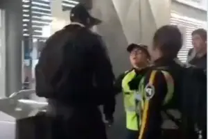 Un hombre agrede a una guarda de seguridad en TransMilenio (localidad de Kennedy) tras intentar colarse - Foto: Captura de video