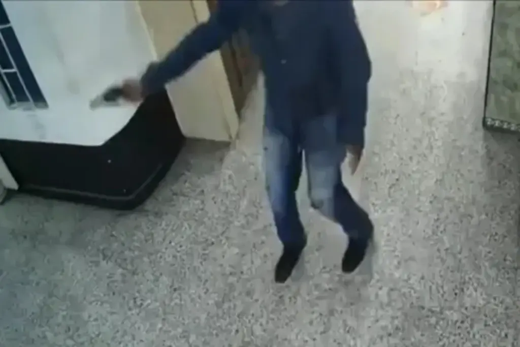 Tres hombres disfrazados con uniformes falsos de la Sijín asaltaron una joyería en el centro de Bogotá, hiriendo gravemente al propietario y robando más de 100 millones de pesos en oro - Foto: Captura de video