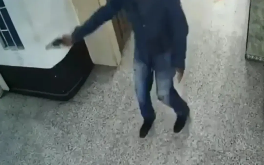 Tres hombres disfrazados con uniformes falsos de la Sijín asaltaron una joyería en el centro de Bogotá, hiriendo gravemente al propietario y robando más de 100 millones de pesos en oro - Foto: Captura de video
